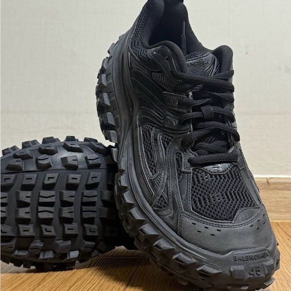 Balenciaga Men's Black defender - Picture 1 of 6
